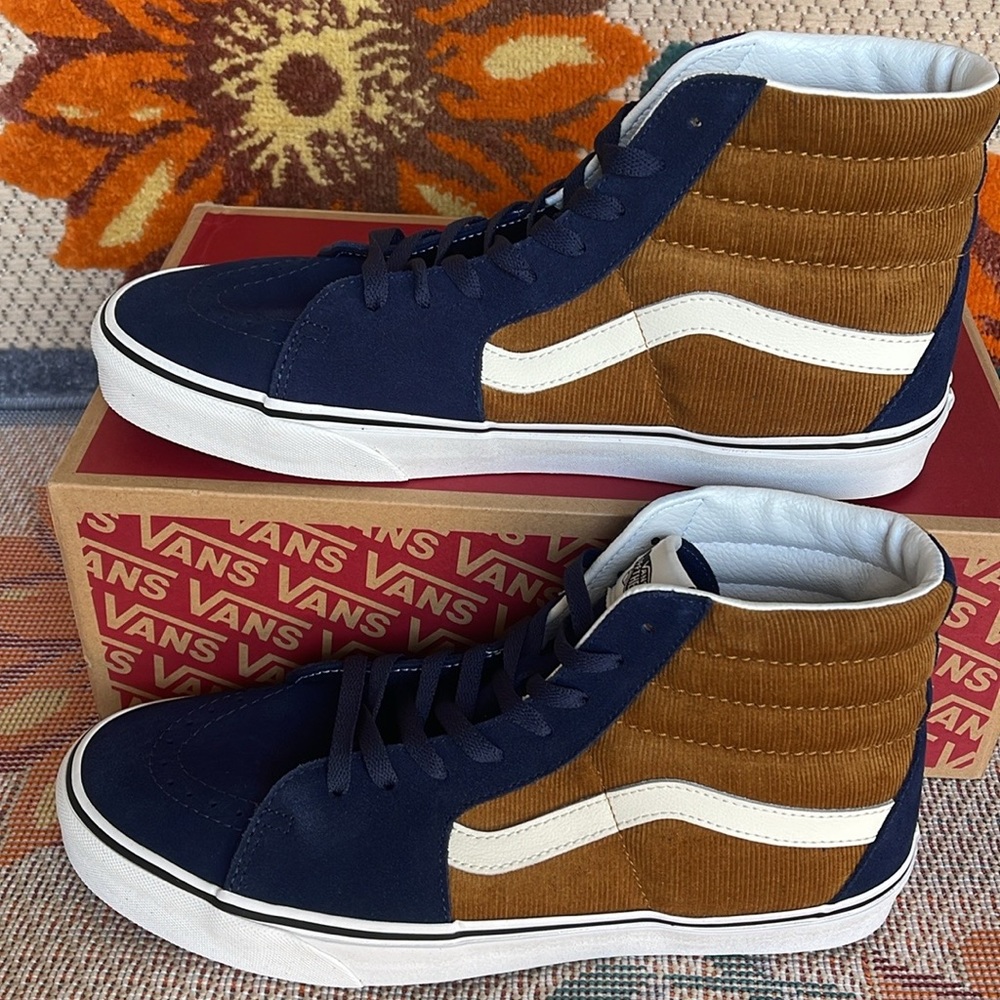 Vans Men’s Sk8-Hi
Mini Cord Blue/Brown
VN0007NS0BO
Sneakers - Picture 2 of 16